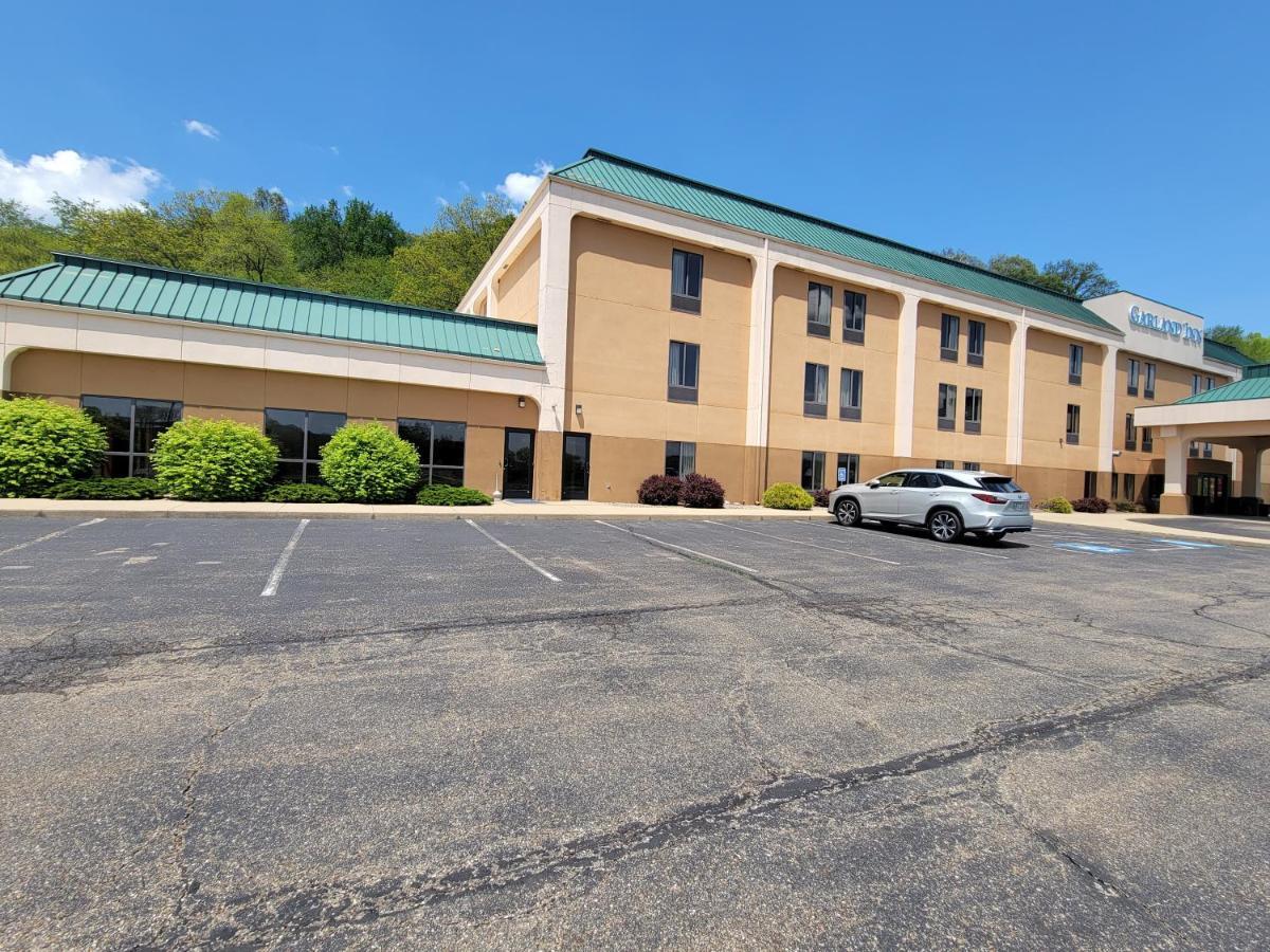 HOTEL SPARK BY HILTON NEWCOMERSTOWN, NEWCOMERSTOWN ***